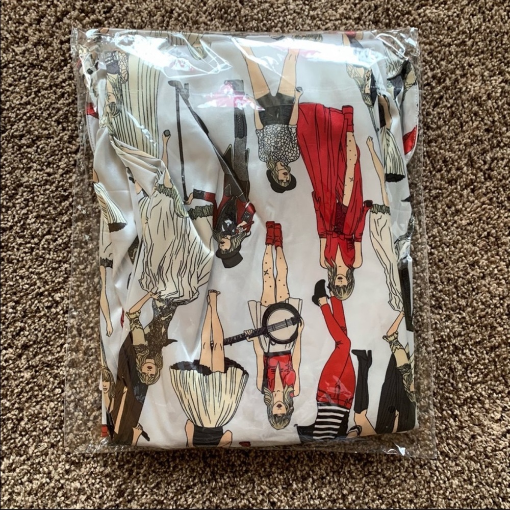 NEW Taylor Swift RED (Taylor’s Version) Eras Pajamas - Picture 4 of 11